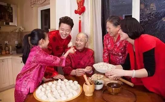 拜年吃长辈的瓜,传承与祝福的甜蜜交融